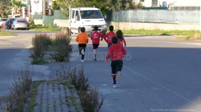 Il reportage tra i bambini che si allenano in strada tra rifiuti e auto perché Vibo non ha (ancora) una pista di atletica – VIDEO