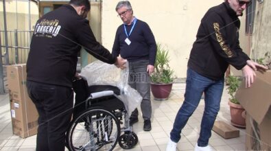 Due giovani imprenditori donano sedie a rotelle alla Casa della Carità di Vibo: «In segno di  gratitudine e amore verso questa città» – VIDEO