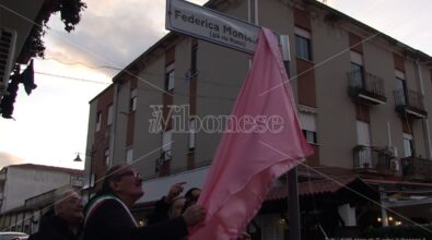 «Per 16 anni ho cullato un angelo», la commozione della mamma di Federica Monteleone: Vibo Marina le intitola una strada – VIDEO