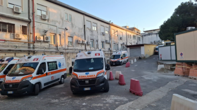 Caos all’ospedale di Vibo, ambulanze in fila con i pazienti a bordo: mancano barelle e posti letto