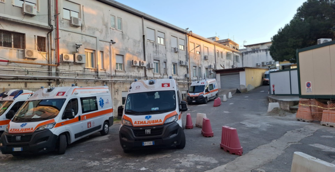 Caos all’ospedale di Vibo, ambulanze in fila con i pazienti a bordo: mancano barelle e posti letto