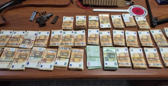 Pistola e denaro per 126mila euro a Tropea, gip fissa udienza convalida dell’arresto