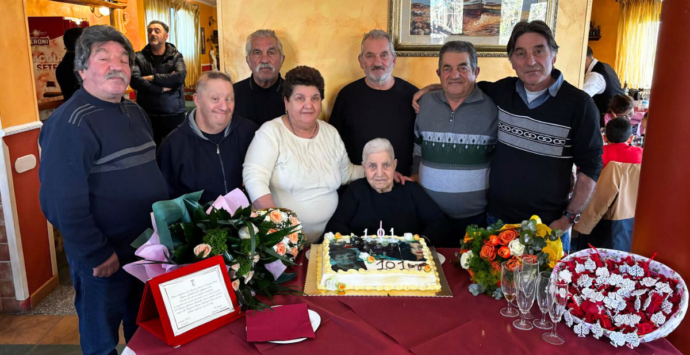 Otto figli e il lavoro come carbonaia, a Fabrizia festa per i 101 anni di nonna Rosina – VIDEO