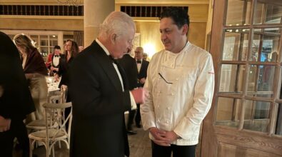 Re Carlo e la regina Camilla mangiano calabrese con il “vibonese” Stanley Tucci e chef Mazzei. Il VIDEO della cena