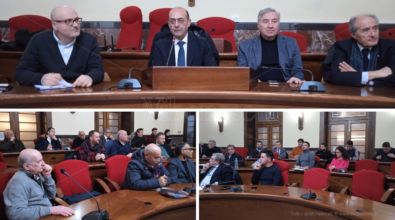 Occhiuto diserta la Conferenza dei sindaci vibonesi sulla sanità, metà assemblea insorge: «Così è inutile, non parteciperemo più» – VIDEO