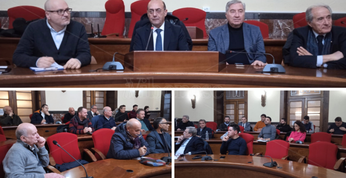 Occhiuto diserta la Conferenza dei sindaci vibonesi sulla sanità, metà assemblea insorge: «Così è inutile, non parteciperemo più» – VIDEO
