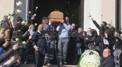 Vibo Marina, la bara di Raffaele Sicari portata a spalla sino al porto per fargli guardare l’ultima volta il suo mare – VIDEO