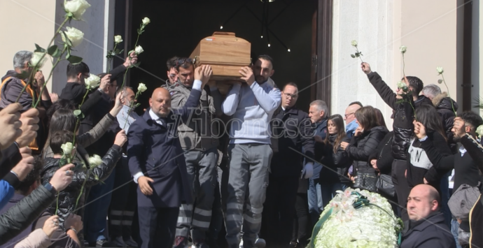 Vibo Marina, la bara di Raffaele Sicari portata a spalla sino al porto per fargli guardare l’ultima volta il suo mare – VIDEO