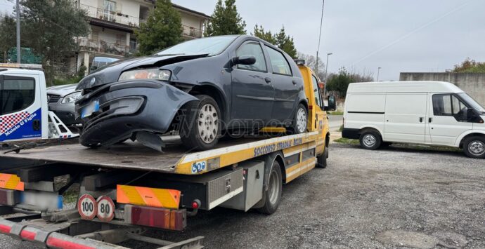 Incidente stradale nel Catanzarese, auto contro un muro: morta una donna di 53 anni