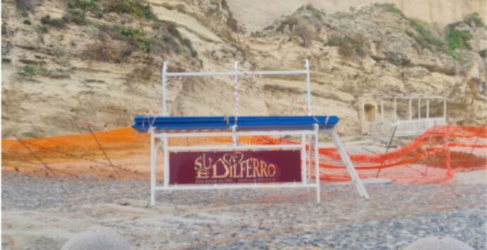 Divelta la panchina gigante installata ai piedi dell’Isola di Tropea, Piserà: «Comunità privata di uno spazio di condivisione»