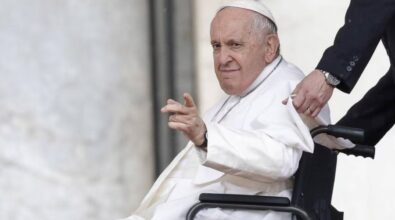 Papa Francesco in ospedale, i medici sciolgono la prognosi: «Miglioramenti consolidati»