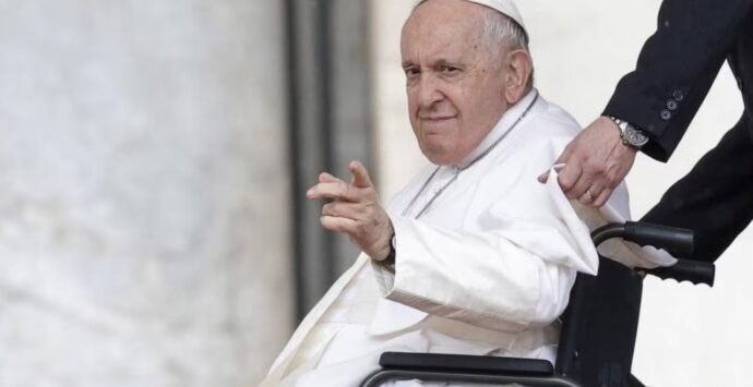 Papa Francesco in ospedale, i medici sciolgono la prognosi: «Miglioramenti consolidati»