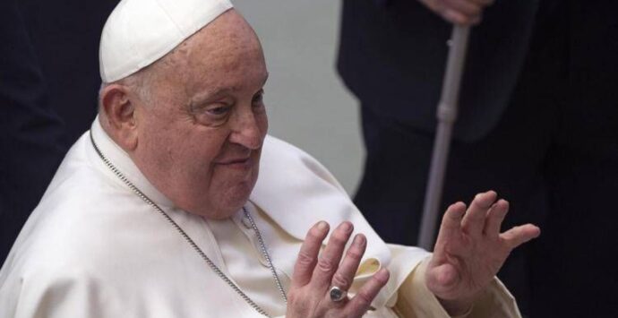 Le condizioni di papa Francesco turbano la Chiesa: «Il mondo ha bisogno di lui»