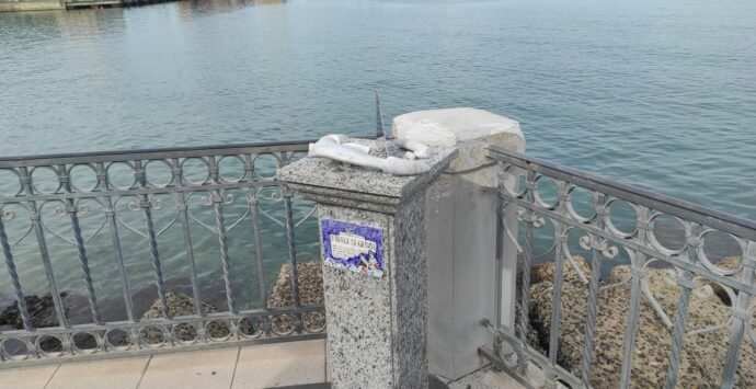 Vibo Marina, in un anno il monumento al comandante De Grazia danneggiato due volte: ottuso vandalismo o sfregio mafioso?