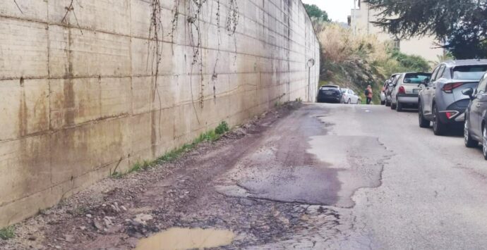 Buche e degrado alla stazione di Pizzo, Progetto Vibo: «Manutenzione spetta a Ferrovie, sollecitato intervento»