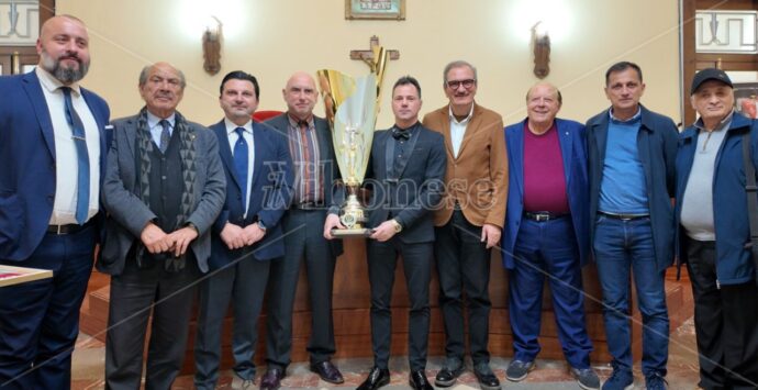 Dalla Calabria al tetto del mondo, il pilota Claudio Gullo premiato a Vibo: «Qui sono a casa, fiero di portare in alto questo territorio» – VIDEO