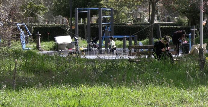 Arriva la primavera ma i parchi di Vibo restano preda del degrado: incuria e servizi igienici off limits – VIDEO