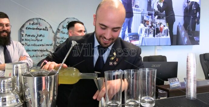 Gli studenti di Vibo a lezione di cocktail con i maestri di Aibes: «Il futuro di questo lavoro passa dal bere responsabile» – VIDEO