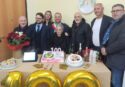 Dasà in festa per i 100 anni di Maria Maneli: mega torta con il sindaco Scaturchio e l’abbraccio della comunità