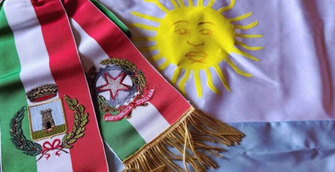 Gli argentini di Soriano ringraziano la comunità e regalano la loro bandiera: «La nostra una storia comune»