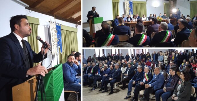 Serra San Bruno, consiglio comunale aperto dopo l’intimidazione al sindaco Barillari: «Non meritiamo questa violenza» – VIDEO
