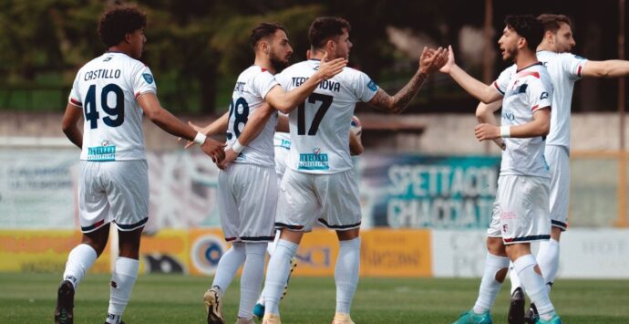 La Vibonese pronta al derby in casa della Reggina. Il tecnico Facciolo: «Andare al Granillo per difendersi? Non è da noi»