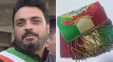 «La fascia tricolore è salva», la risposta di Barillari dopo l’atto intimidatorio. A Serra Consiglio comunale aperto – VIDEO