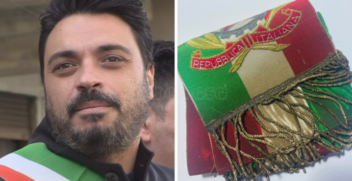 «La fascia tricolore è salva», la risposta di Barillari dopo l’atto intimidatorio. A Serra Consiglio comunale aperto – VIDEO