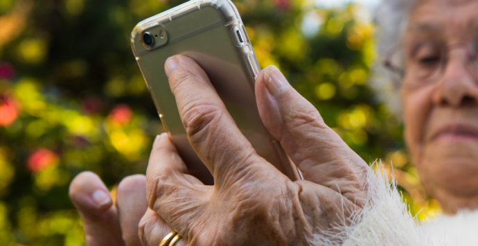 Anziano truffato su Whatsapp nel Crotonese, si finge la figlia e gli chiede mille euro: denunciato 24enne