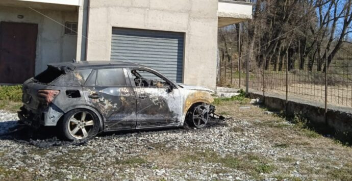 Incendio distrugge l’auto del sindaco di Serra, la solidarietà della politica regionale: «Continua escalation di violenze, necessari interventi»