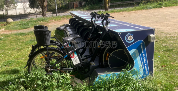 Il bike sharing a Vibo è uno scempio a cielo aperto: bici sparite o tra i rovi per un servizio pagato e mai entrato in funzione