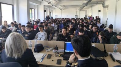 Dal fenomeno del bullismo alle insidie della rete, gli studenti vibonesi incontrano i poliziotti del Centro operativo per la sicurezza cibernetica