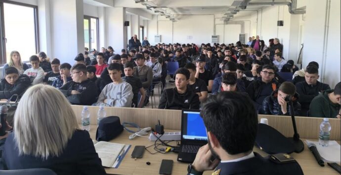 Dal fenomeno del bullismo alle insidie della rete, gli studenti vibonesi incontrano i poliziotti del Centro operativo per la sicurezza cibernetica