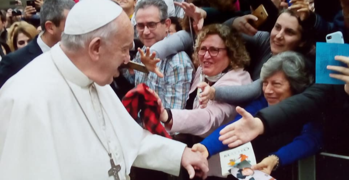 Carmelina, “la signora dei fiori gialli” salutata dal Papa: «Sentirlo rivolgersi a me è stato indescrivibile»