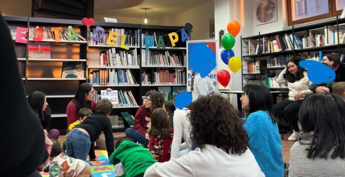 Letture che uniscono e laboratori creativi alla Biblioteca di Filadelfia, il sindaco: «Un dono che arricchisce l’intera comunità»