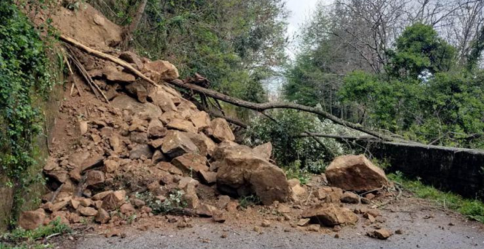 Chiusa la strada provinciale tra Acquaro e Piani a causa di una frana: la frazione a rischio isolamento