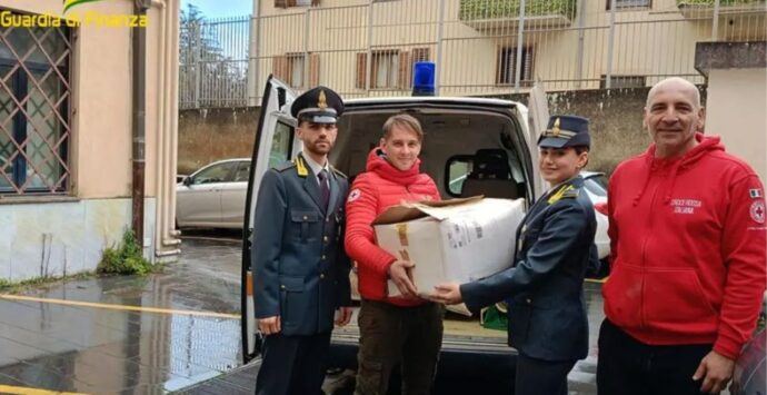 Vibo Valentia, calzature contraffatte: la Guardia di Finanza le dona alla Croce Rossa Italiana  