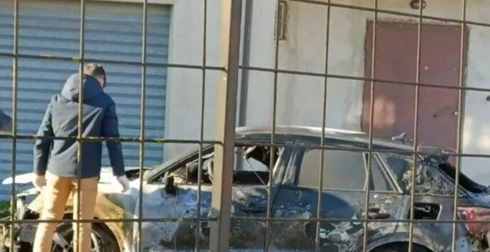 Notte di fuoco a Serra San Bruno, incendio distrugge l’auto del sindaco Barillari: indagini in corso
