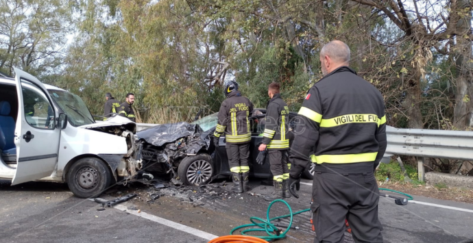 Incidente a Vibo Marina, scontro mortale tra due mezzi: deceduto il 40enne alla guida del furgone, inutile l’intervento dell’elisoccorso