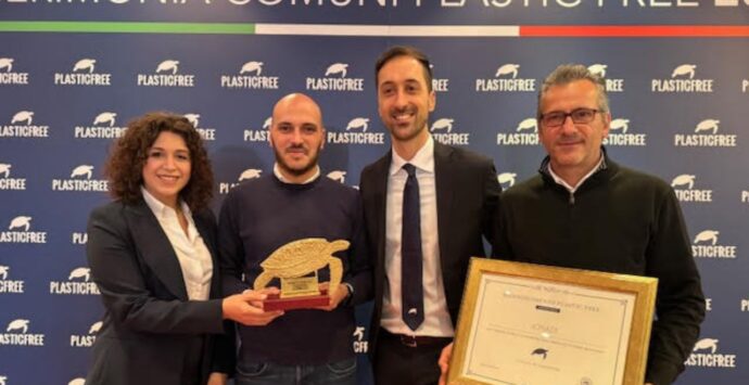 Jonadi ritira a Napoli il premio come Comune Plastic free, il sindaco: «Traguardo di grande valore»