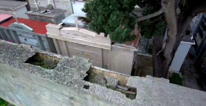Tropea, disco verde per la messa in sicurezza del cimitero: 246mila euro per ripristinare le mura perimetrali a rischio crollo