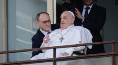 Papa Francesco, prima apparizione dopo settimane di ricovero: «Grazie a tutti». Lascia il Gemelli e rientra in Vaticano