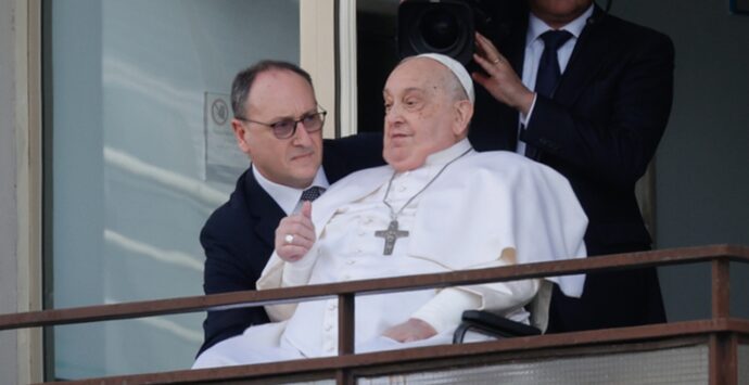Papa Francesco, prima apparizione dopo settimane di ricovero: «Grazie a tutti». Lascia il Gemelli e rientra in Vaticano