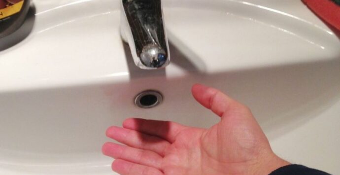 A Ricadi acqua col contagocce da giorni, l’opposizione insorge: «L’Amministrazione si dia una mossa»
