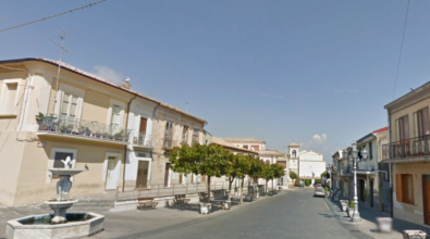 La piazza principale di Sant’Onofrio intitolata alle vittime della strage dell’Epifania. L’opposizione: «Il sindaco ha deciso da solo»