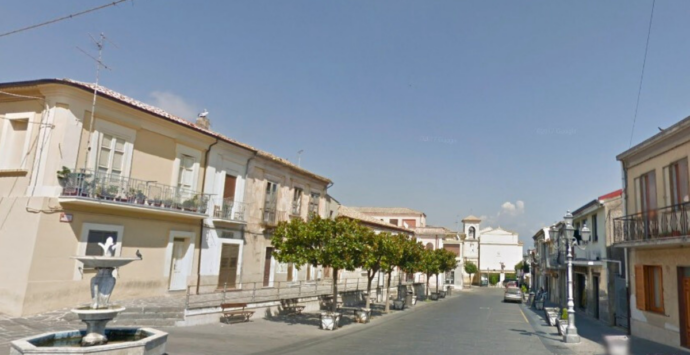 La piazza principale di Sant’Onofrio intitolata alle vittime della strage dell’Epifania. L’opposizione: «Il sindaco ha deciso da solo»