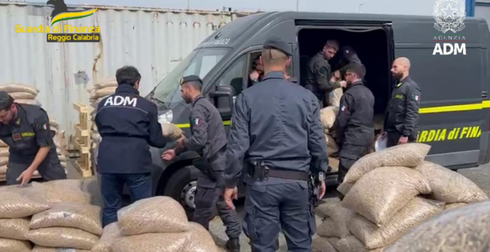 Maxi sequestro al Porto di Gioia Tauro: oltre una tonnellata di cocaina purissima nascosta in sacchi di pellet – VIDEO