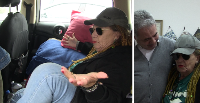 Nicotera, la storia di Dorotea che vive in auto per scelta: «Ero stanca e ho deciso di mollare tutto, ora sogno un’altra vita» – VIDEO