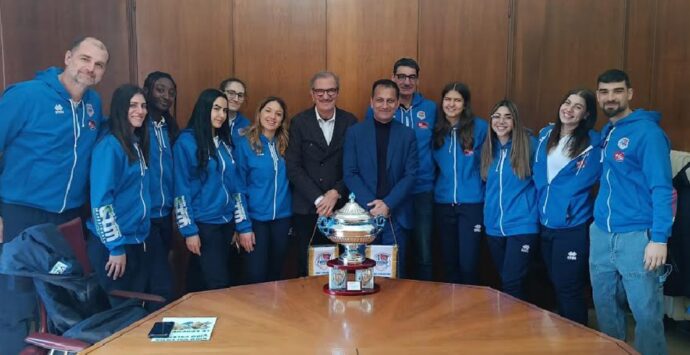 Volley, le atlete del Panificio Pesce Todosport e la loro Coppa Calabria accolte a palazzo Razza