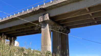 Ferro a vista, cemento sgretolato e crepe, il ponte Murria di Briatico fa paura ma la Provincia assicura: imminenti lavori per un milione – VIDEO